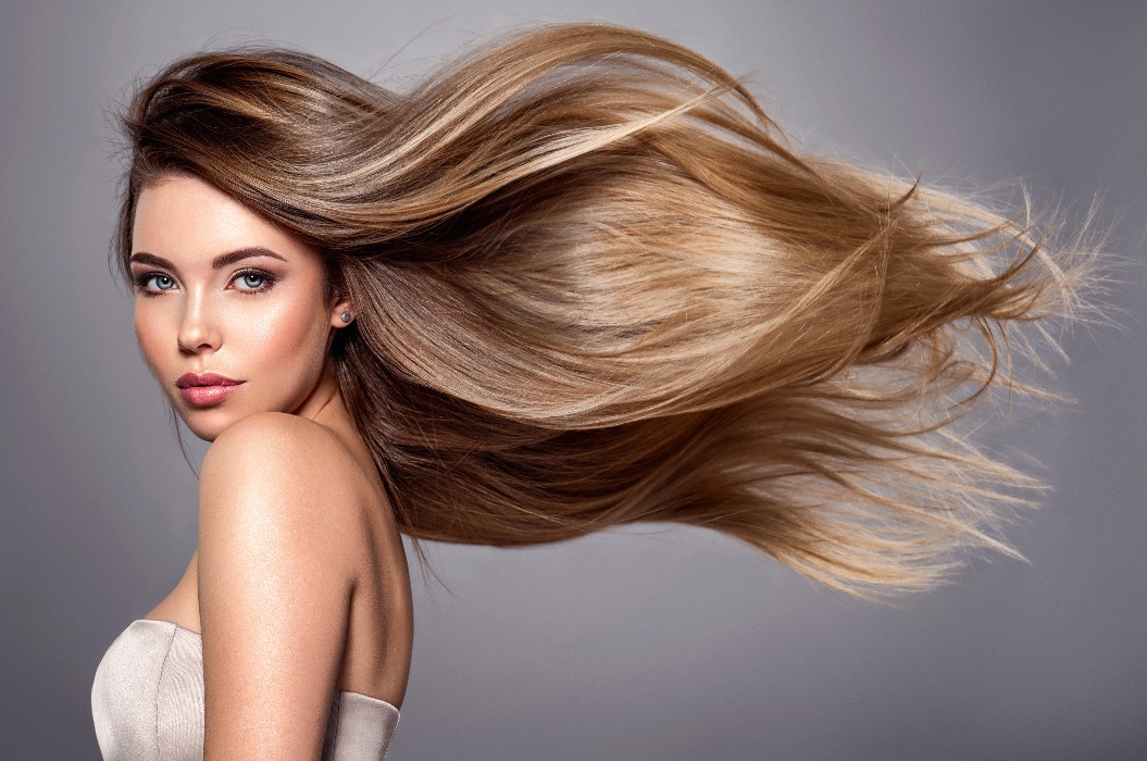 Schöne Frau mit langem glattem Haar. Blondes Mädchen.